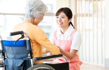 手を取る介護士